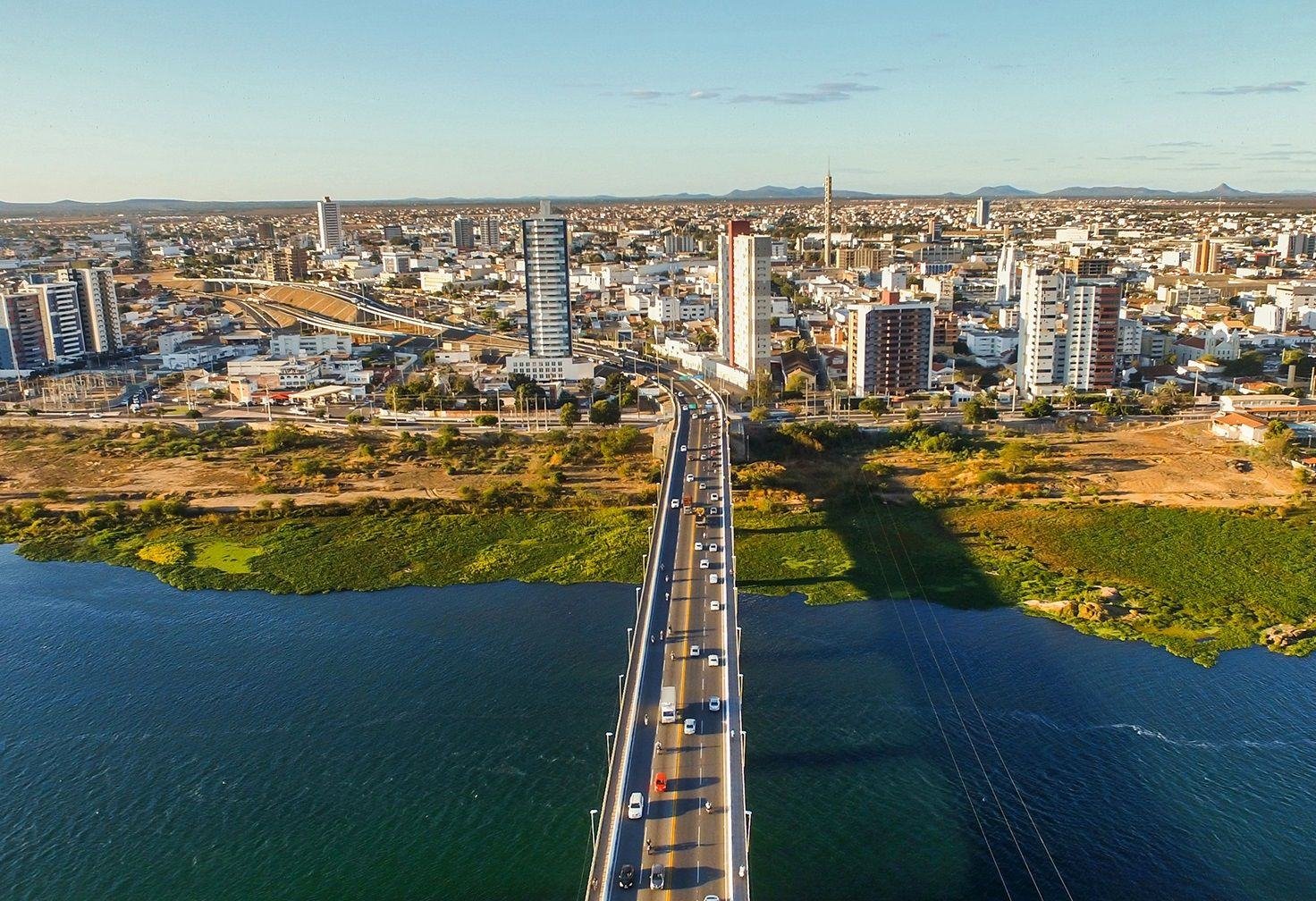 Vista aérea da Ponte Presidente Dutra chegando ao Centro de Petrolina