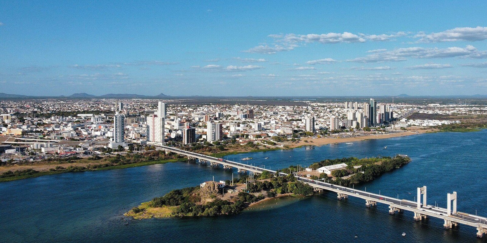 Vista aérea de Petrolina com a ponte e a Ilha do Fogo