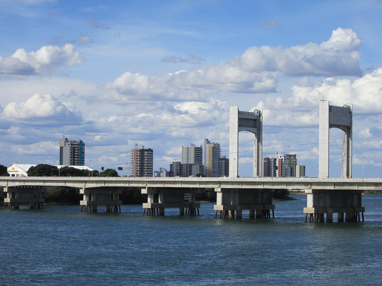 Ponte Presidente Dutra com prédios de Petrolina ao fundo